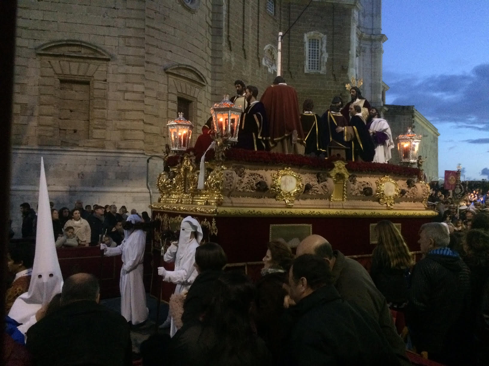 La lluvia estropea un domingo de ramos a la carrera