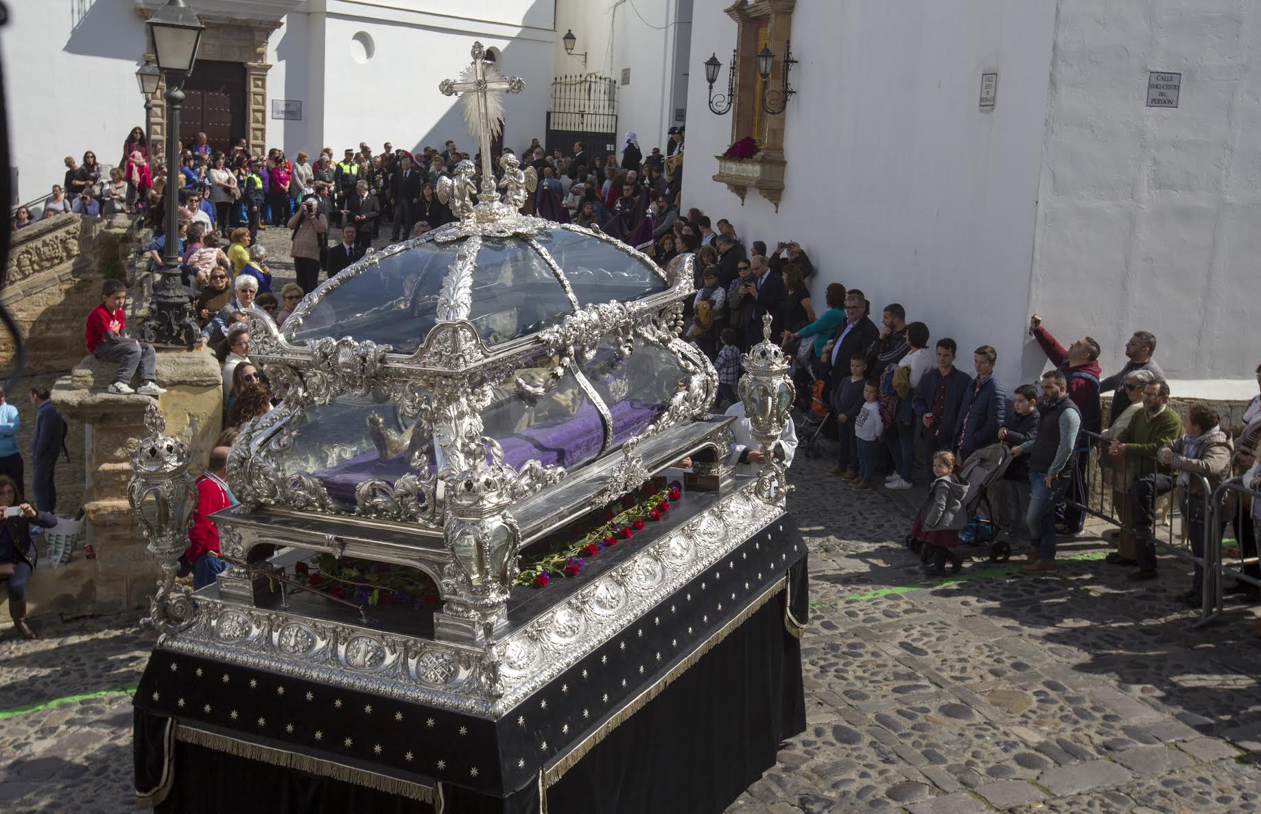 Sábado santo de luto y traslados