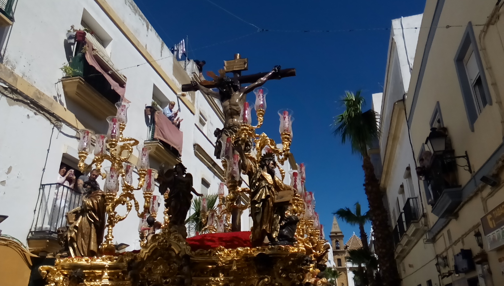 Brillante jornada primaveral de lunes santo en cádiz