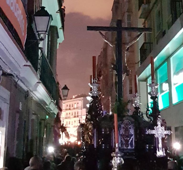  viernes santo en adoración a la cruz marcado por el mal tiempo en la noche