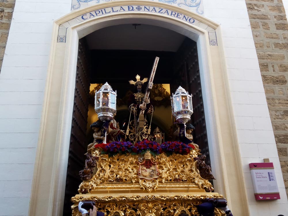 La amenaza de lluvia provoca la suspensión de el perdón y precipita la recogida del descendimiento, nazareno y medinaceli