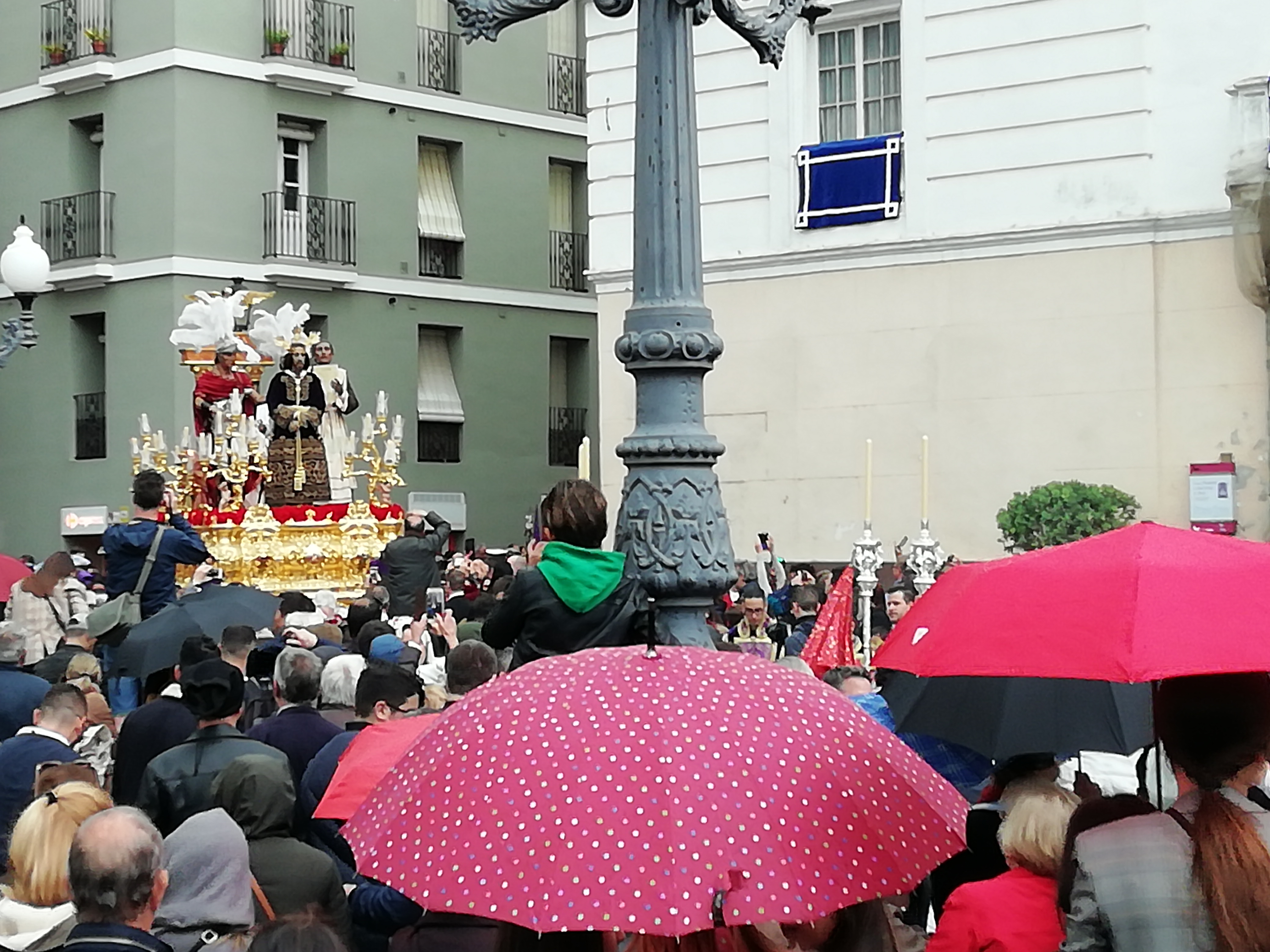 La lluvia irrumpe en el miércoles santo y deja a todas las cofradías en los templos