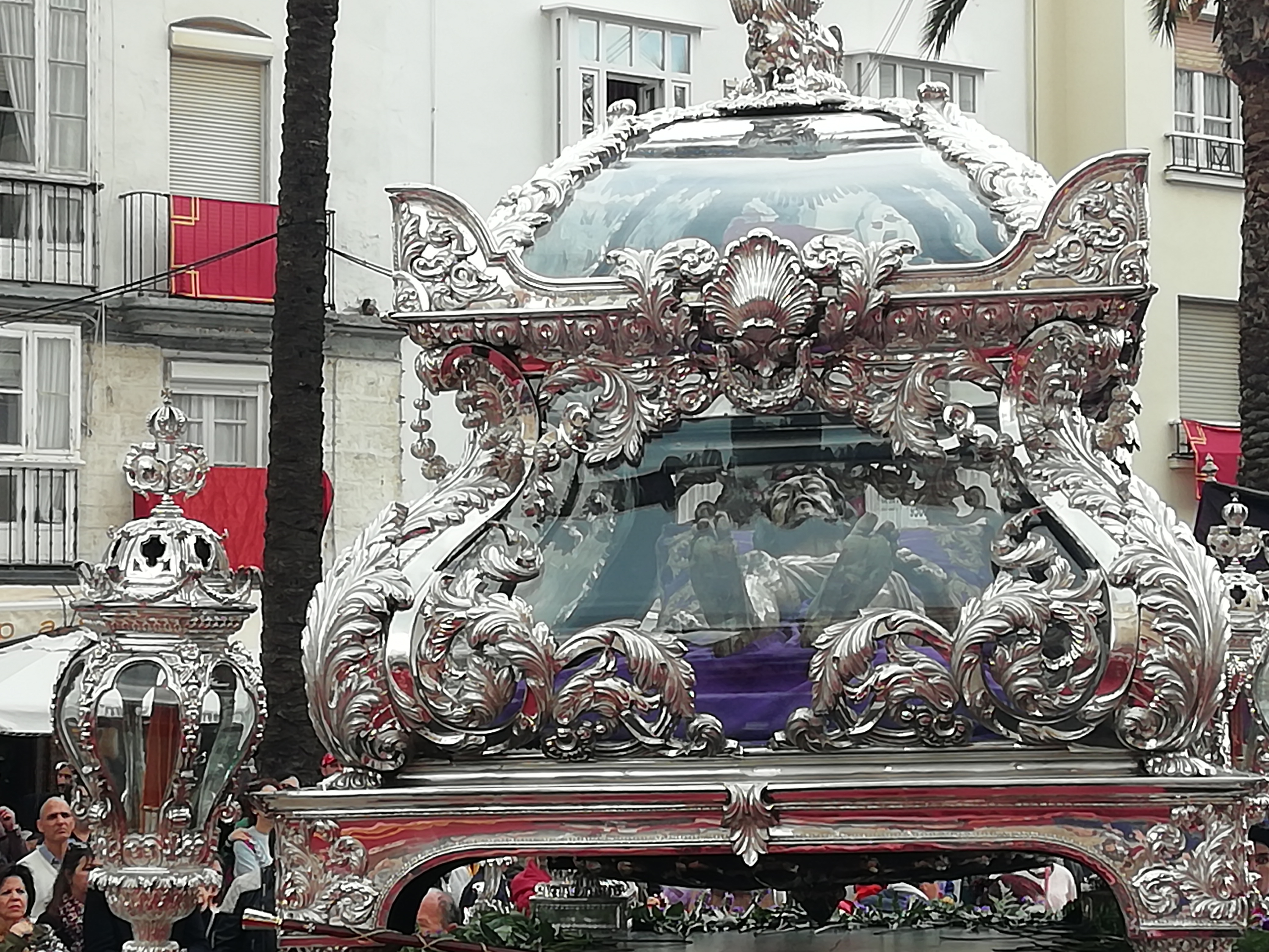 Sábado santo con cristo sepultado a la espera de la resurrección 