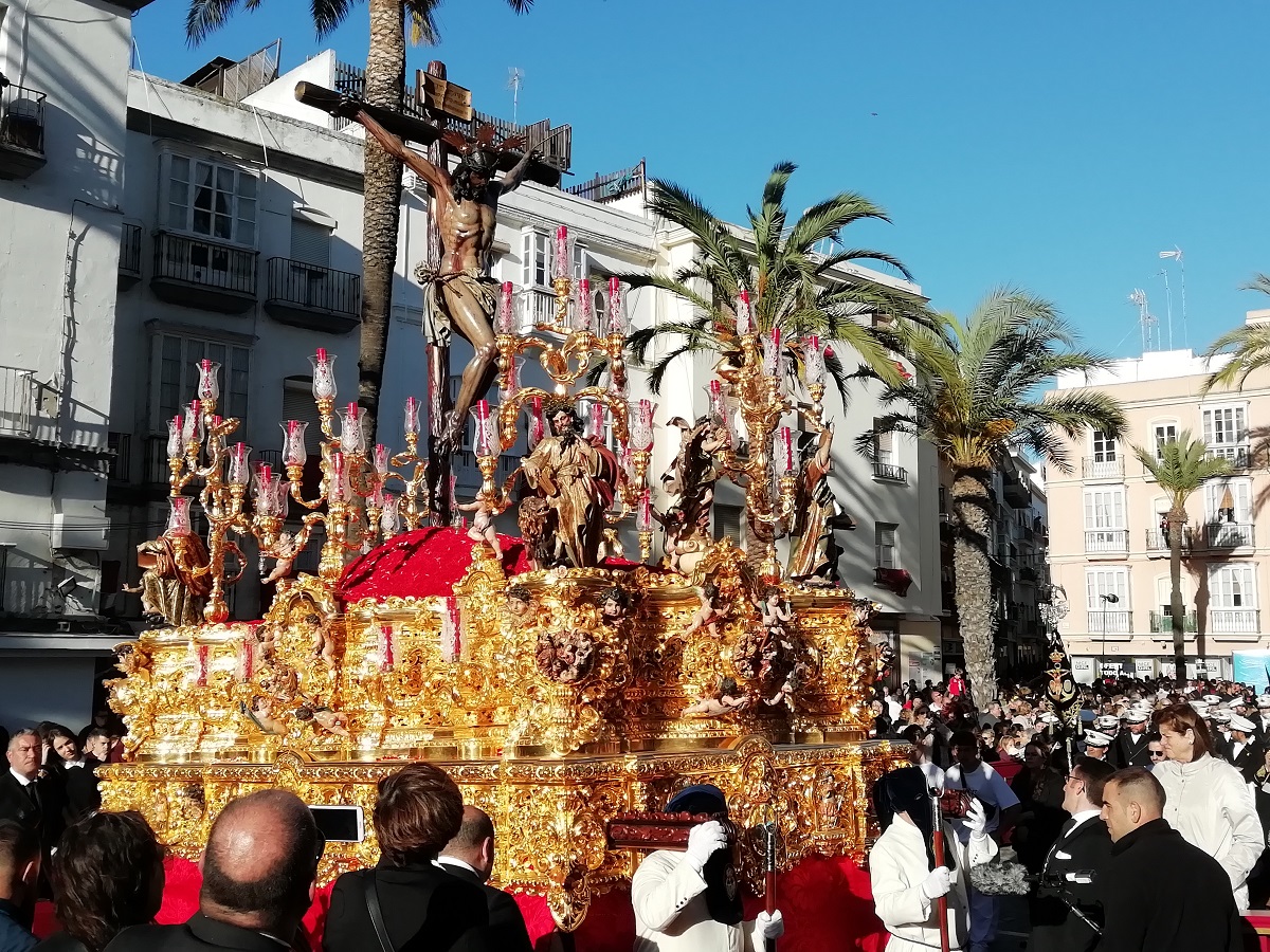 Un espléndido lunes santo se impone a la llegada del poniente