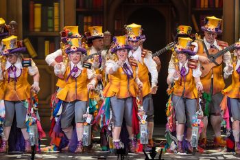 Comparsa, La biblioteca - Preliminares