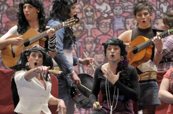 Las novias de los comparsistas se la dan de artistas