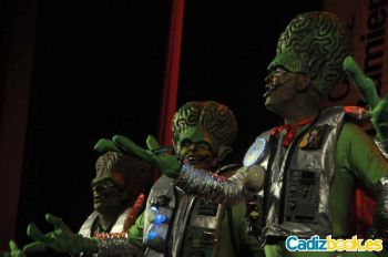 El comandante plutoriano y todos sus marcianos