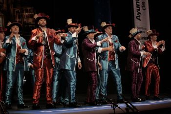 <h2>Besitos de contrabando por febrero</h2><br/>