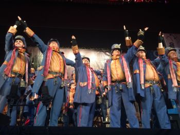 <h2>Unos serenos que traen desde sevilla la luz al falla</h2><br/>