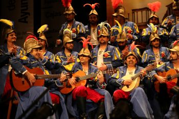 <h2>Conquistando a base de coplas</h2><br/>