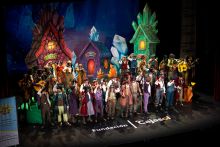 Coro juvenil, A pico y pala